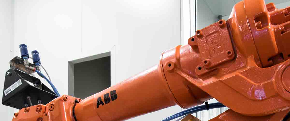 Robot ABB attrezzato con unità per la pulizia elettrostatica dei pezzi prima del ciclo di verniciatura